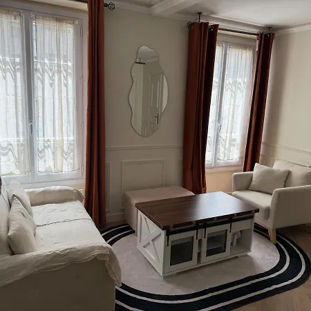 2 Bedrooms Cozy & Stylish, 15min Walk From Eiffel Tower Garden Apartment Paris